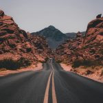 道路、远山与夕阳风景