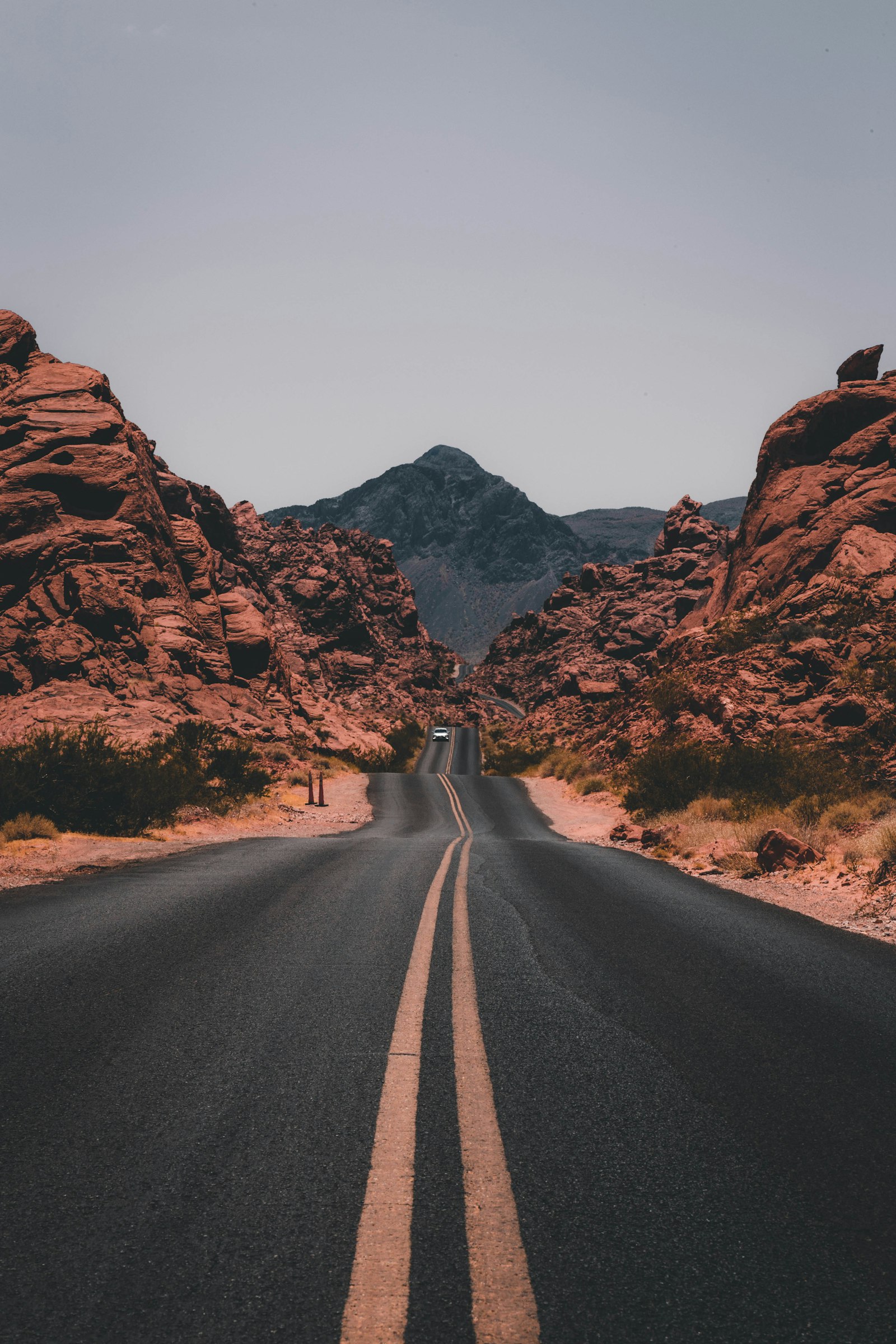 道路、远山与夕阳风景
